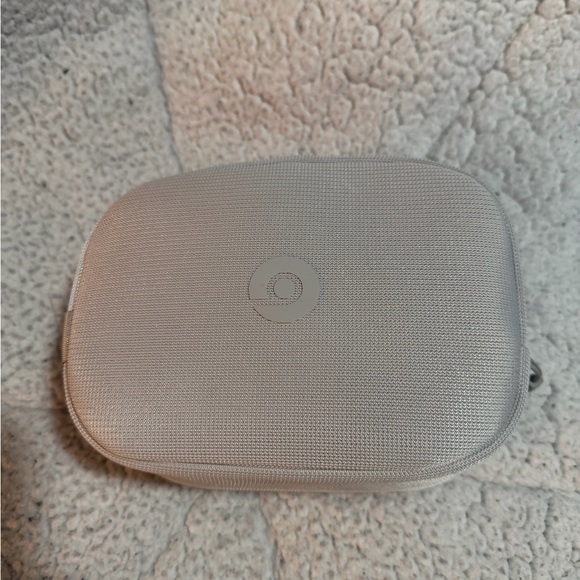 Beats White Headphones Solo 4 - Picture 8 of 8